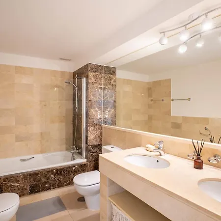 Elegant 5-bedroom Apartment- 1 Min Walk To The In Bahia De Holiday home *