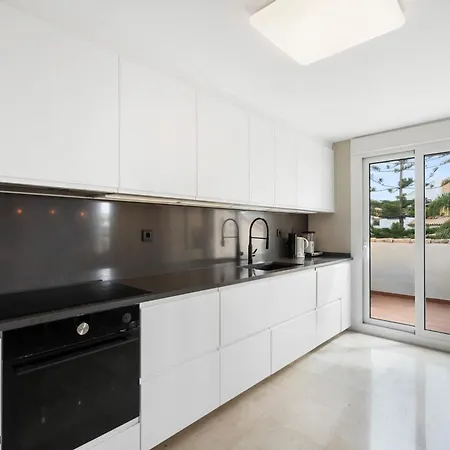 Elegant 5-bedroom Apartment- 1 Min Walk To The In Bahia De