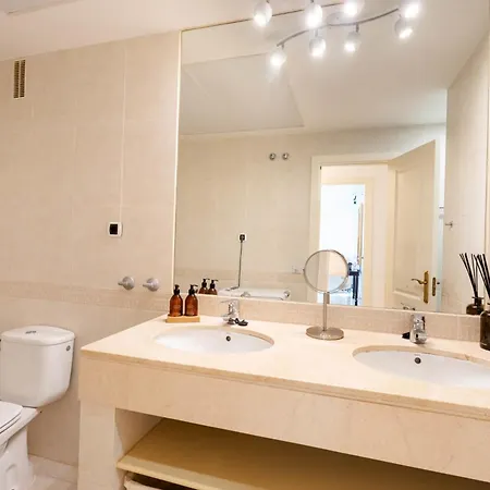 Elegant 5-bedroom Apartment- 1 Min Walk To The In Bahia De Marbella