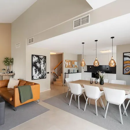 Elegant 5-bedroom Apartment- 1 Min Walk To The In Bahia De