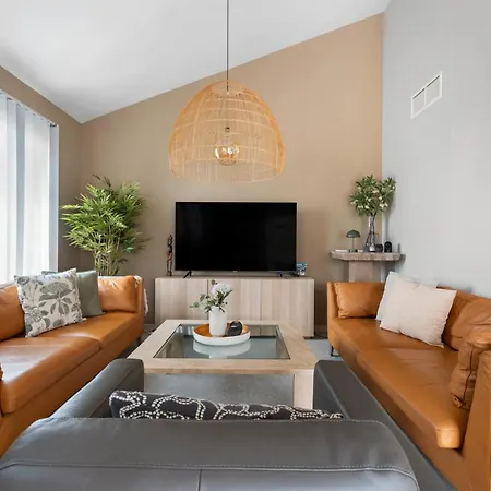 Elegant 5-bedroom Apartment- 1 Min Walk To The In Bahia De Marbella