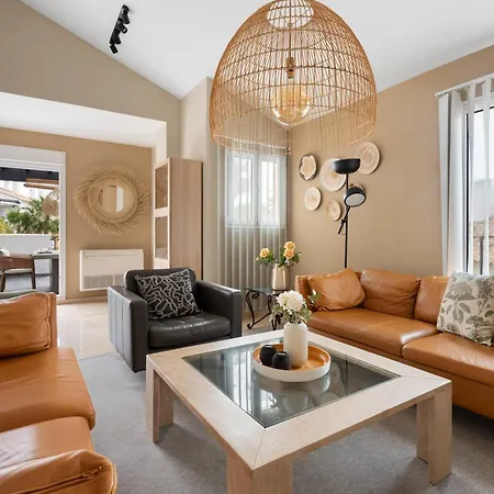Elegant 5-bedroom Apartment- 1 Min Walk To The In Bahia De Holiday home